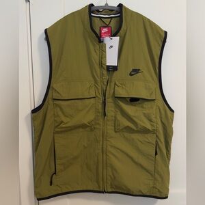 NWT Nike Men’s Olive Green Utility Vest - size M - UPF 40+ water resistant